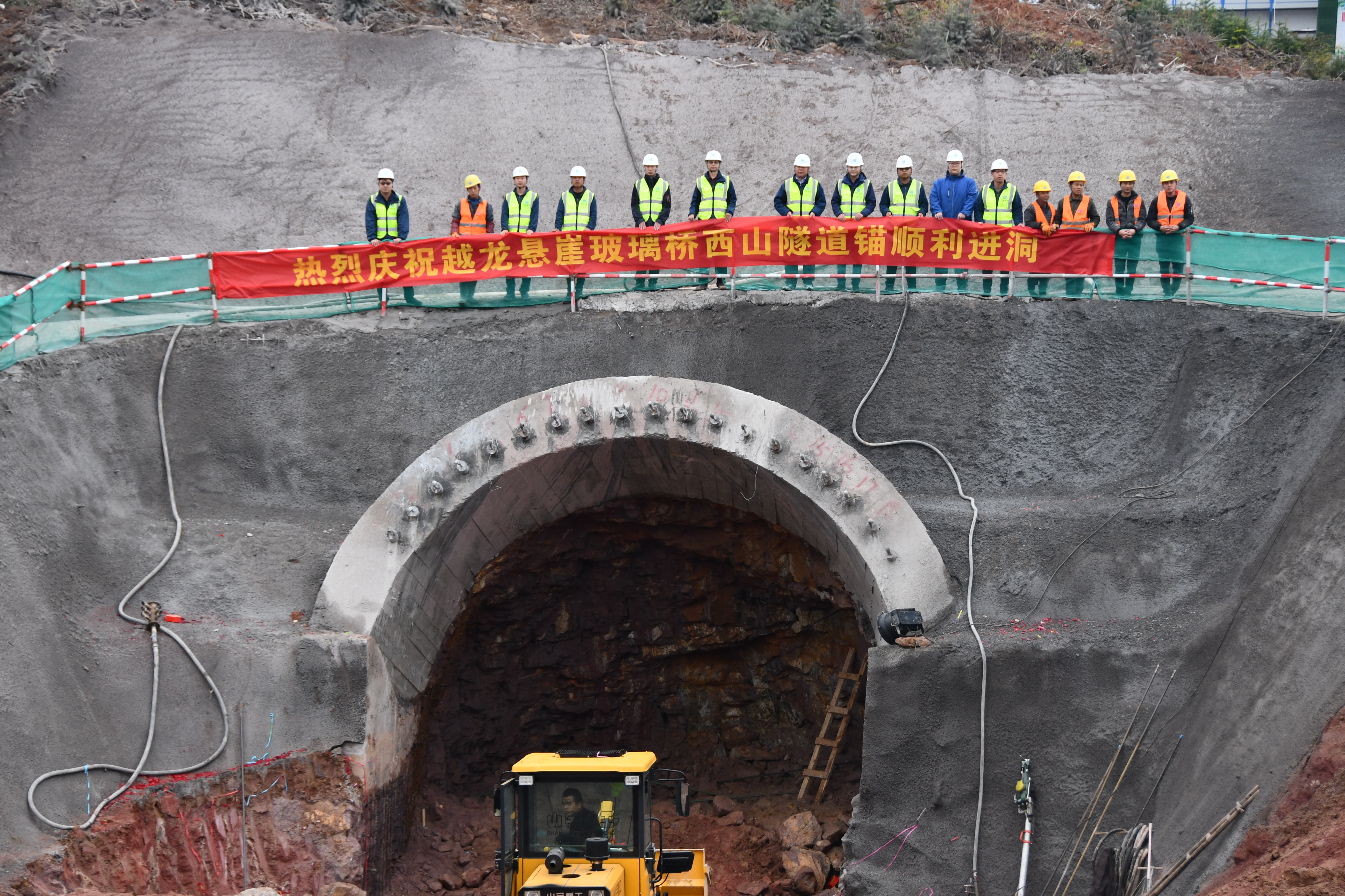 世界跨度最大玻璃悬索桥—中建桥梁越龙山悬崖玻璃桥西北侧隧道锚